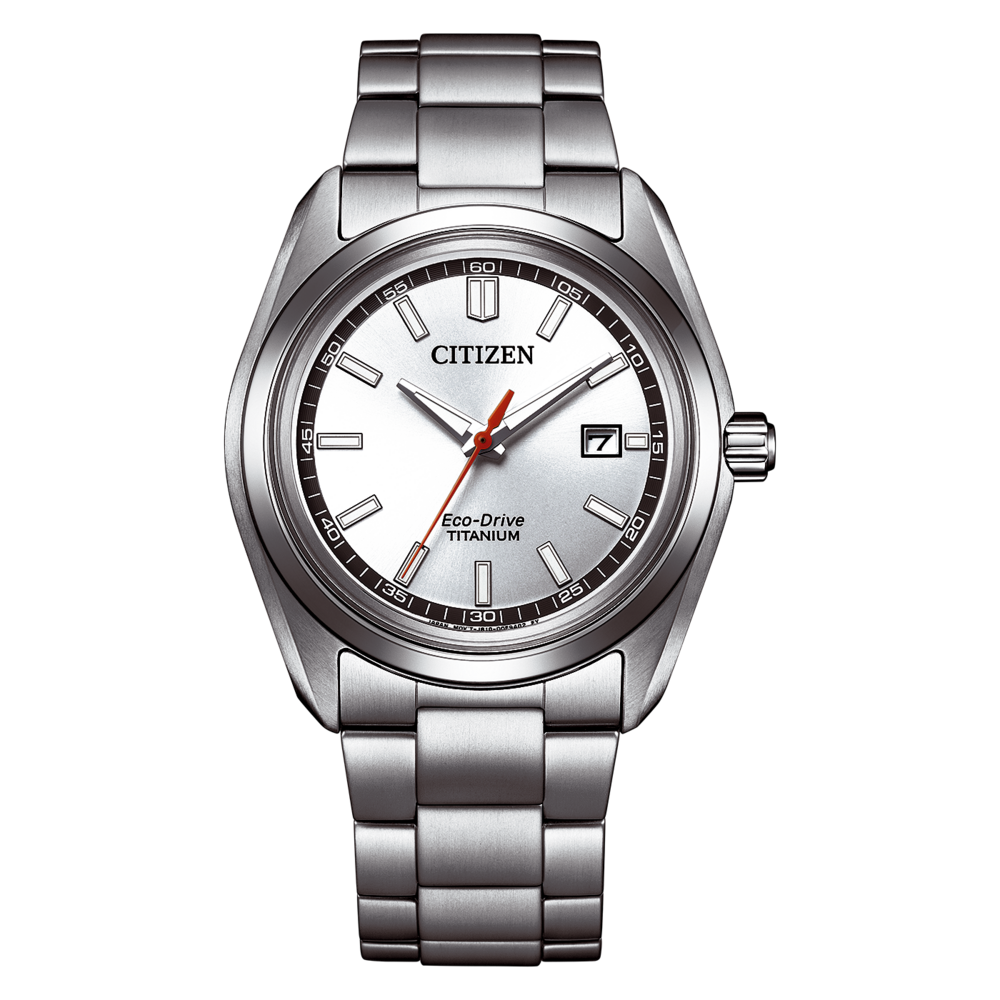 Une montre Citizen Eco-Drive Titanium argentée avec un cadran blanc.