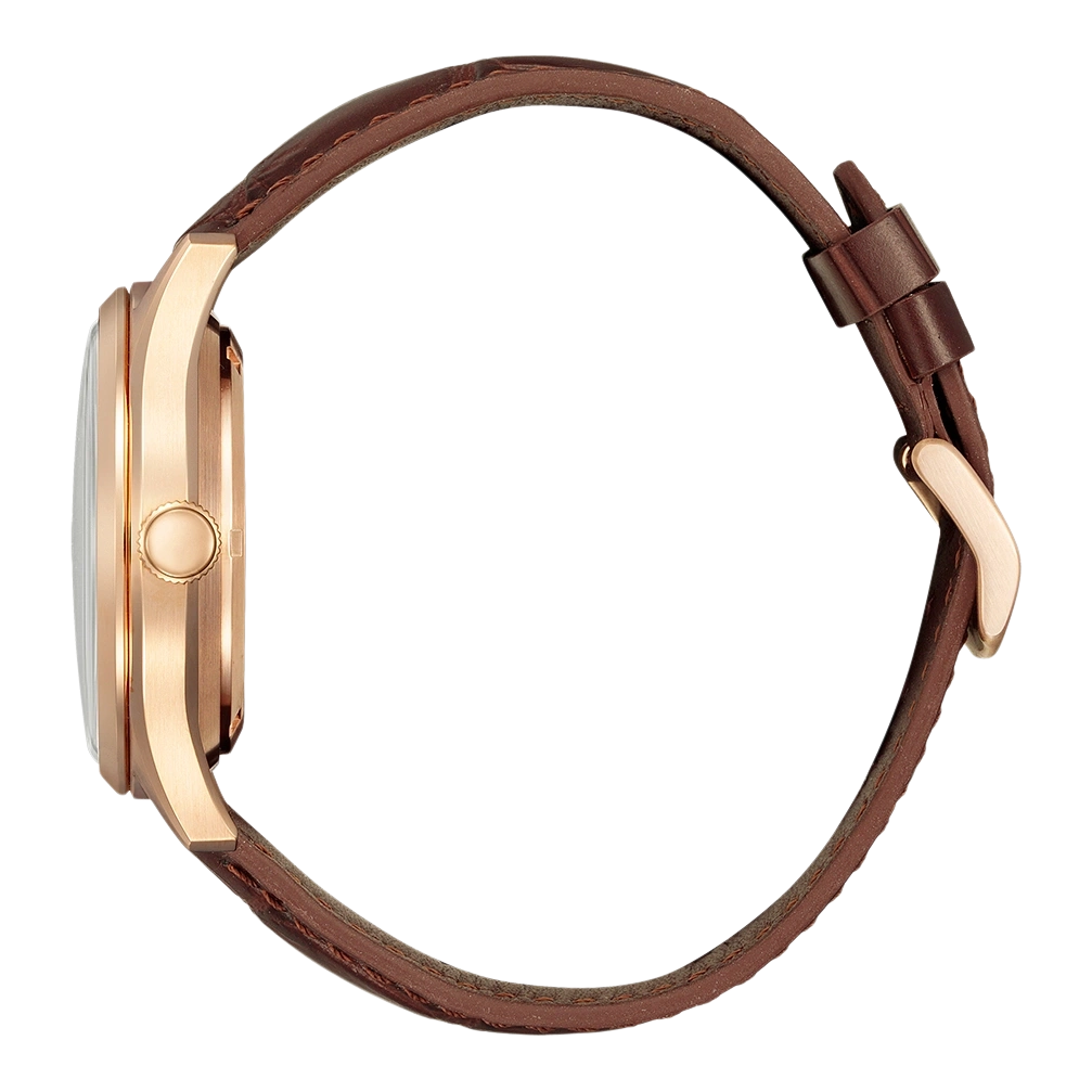 Nahaufnahme einer Luxusuhr mit braunem Lederarmband.
