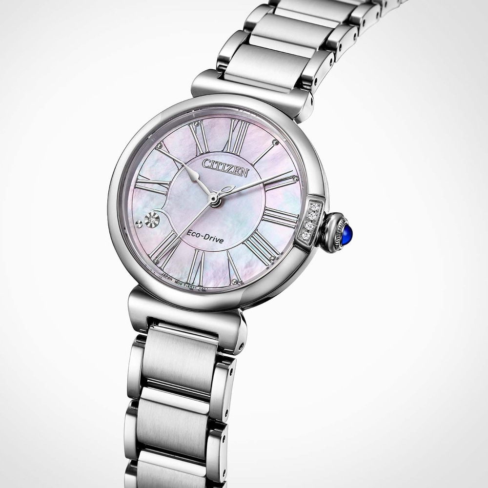 Gros plan d'une montre Citizen Eco-Drive avec cadran en nacre et chiffres romains.