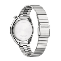 Dos d'une montre Citizen argentée avec bracelet en métal.