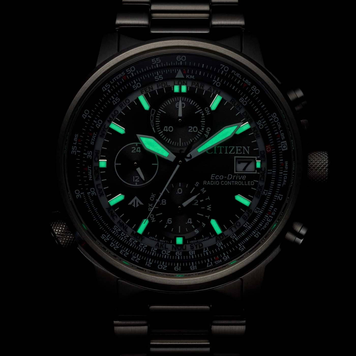 Une montre Citizen Eco-Drive à cadran noir et aiguilles lumineuses.