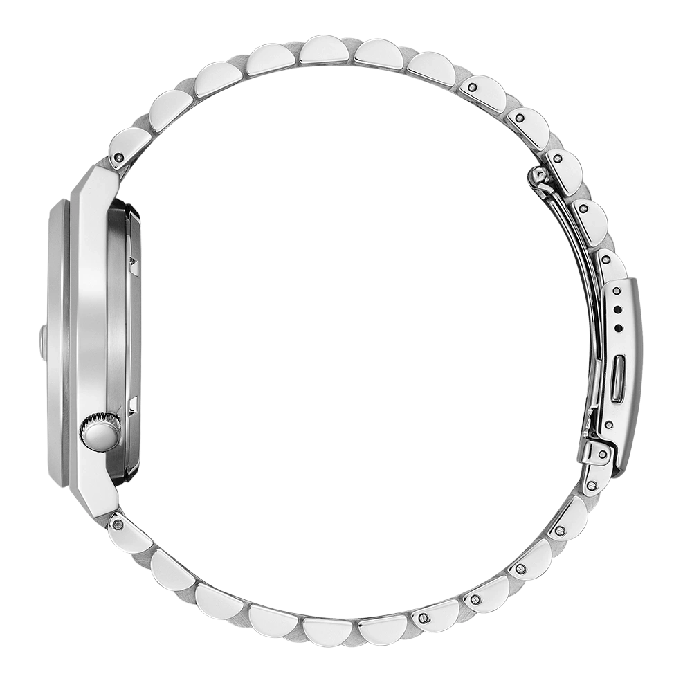 Nahaufnahme der Seite einer silbernen Uhr mit einem Metallarmband.