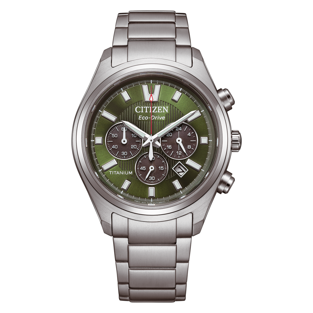 Une vue rapprochée d'une montre argentée Citizen Eco-Drive avec un cadran vert et un bracelet en titane.
