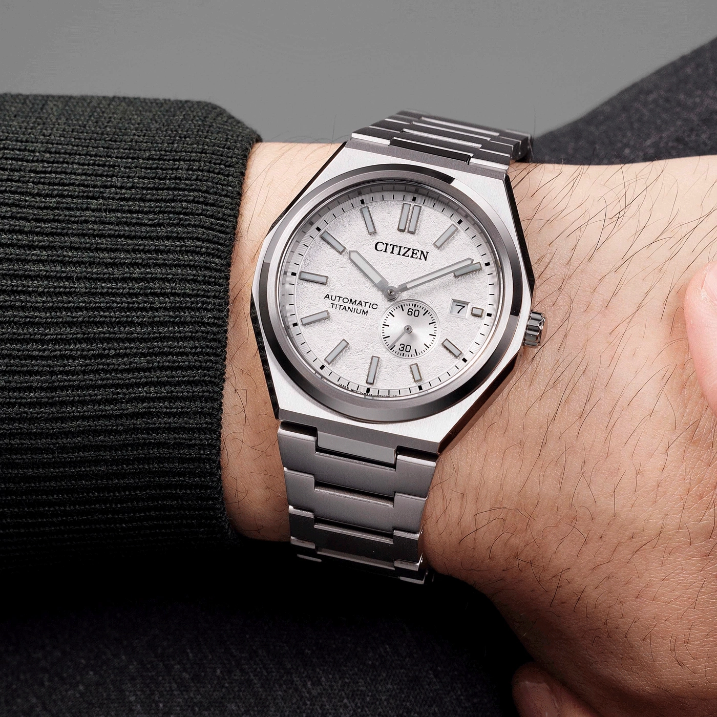 Eine Citizen Automatik-Titan-Uhr an einem Handgelenk.