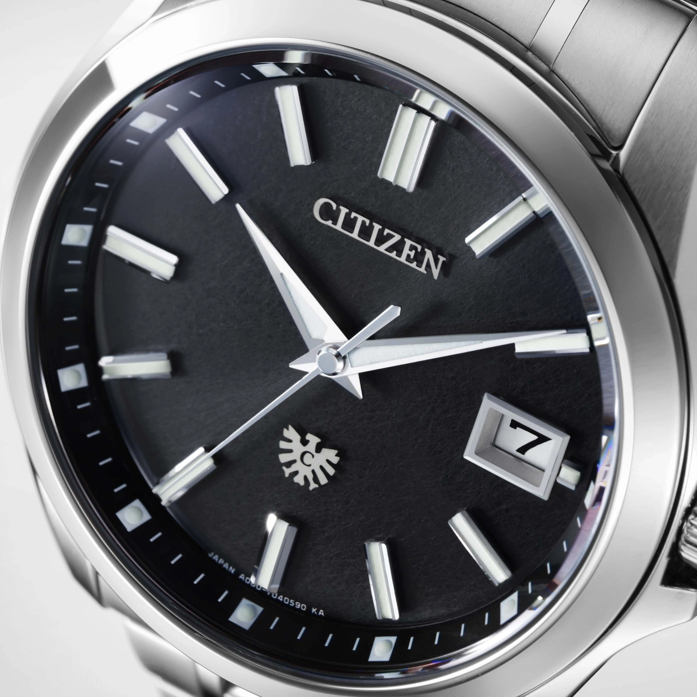 Nahaufnahme einer Citizen-Uhr mit schwarzem Zifferblatt und Datumsanzeige.