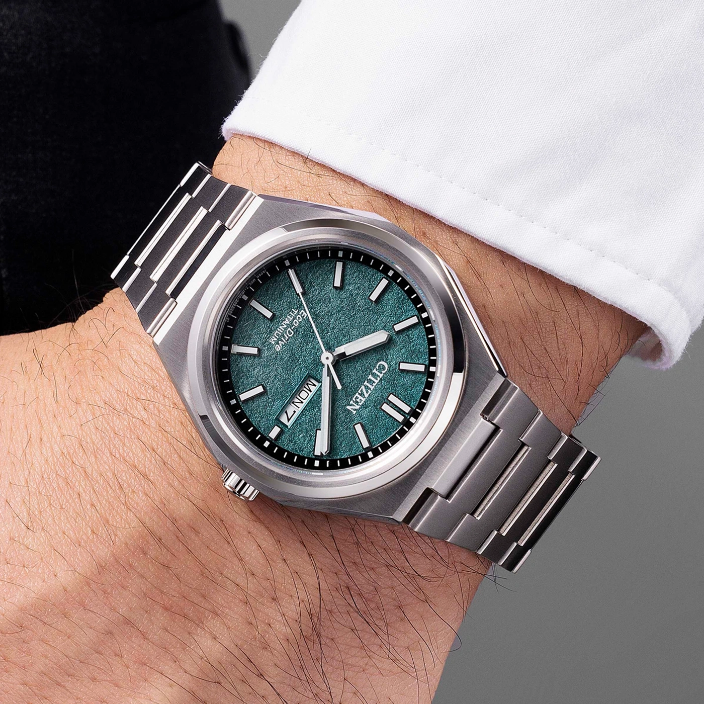 Citizen Eco-Drive Titanium Uhr an einem Handgelenk