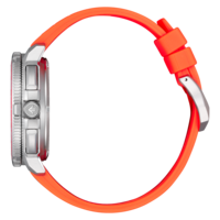 Gros plan sur la montre avec bracelet orange vif et boîtier en argent brossé.