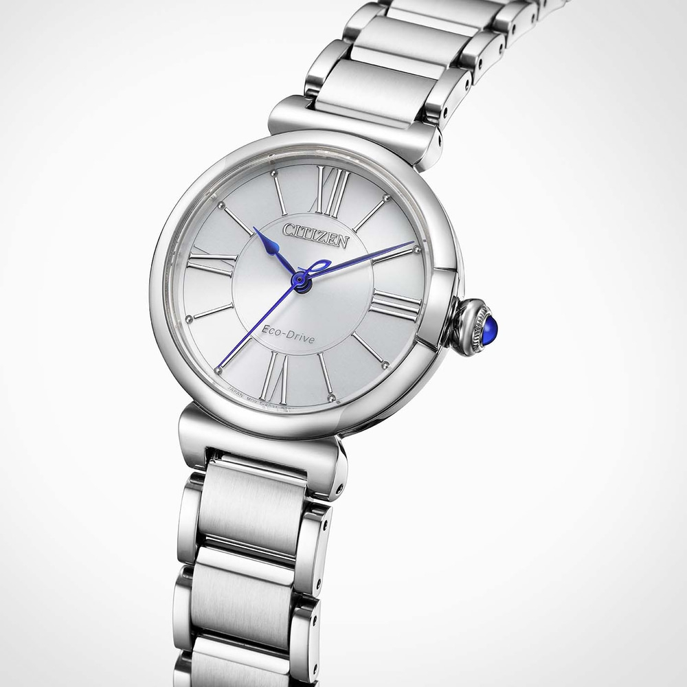 Une montre Citizen Eco-Drive argentée avec des aiguilles bleues et une gemme bleue sur la couronne.
