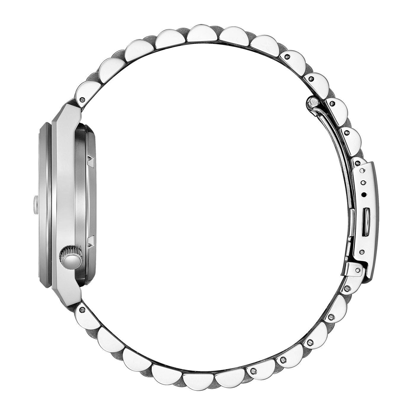 Nahaufnahme eines polierten Silberarmbands, von der Seite auf weißem Hintergrund gesehen.