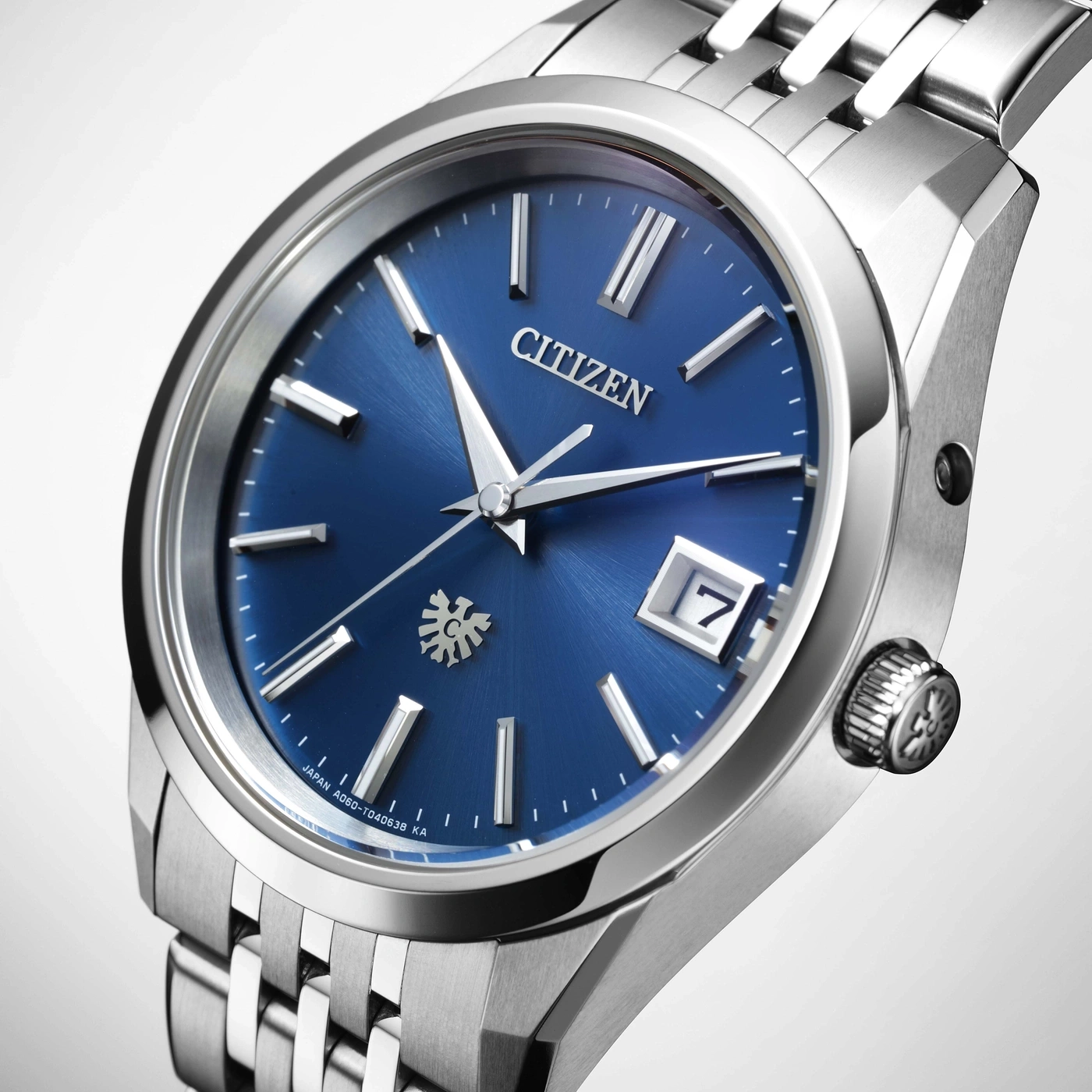 Blaue Citizen-Uhr mit silbernem Armband, Nahaufnahme des Zifferblatts.