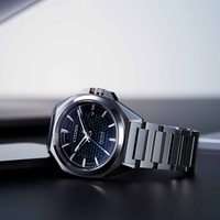 Montre automatique Citizen Series 8 avec cadran unique et bracelet en métal.