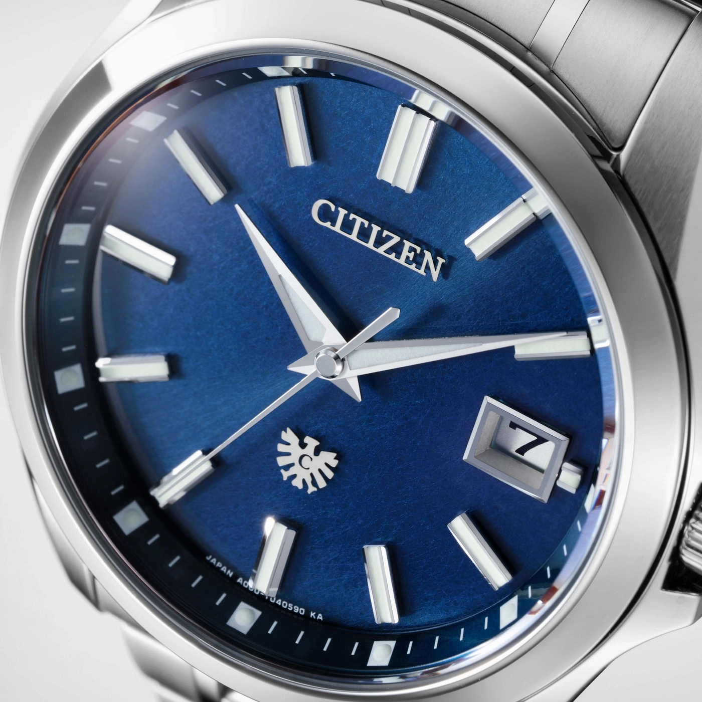 Nahaufnahme des blauen Zifferblatts einer Citizen-Uhr mit silbernen Indizes.