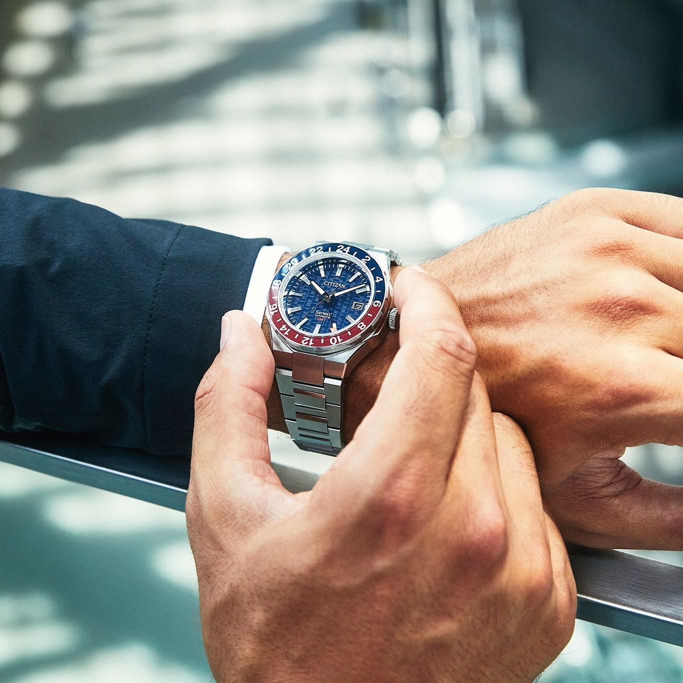 Mann trägt Citizen-Uhr, Nahaufnahme von Handgelenk und Uhr, blaues Zifferblatt.