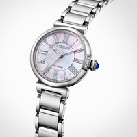 Gros plan d'une montre Citizen Eco-Drive avec cadran en nacre et chiffres romains.