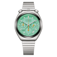 Une montre chronographe Citizen vert menthe avec un bracelet en acier inoxydable.