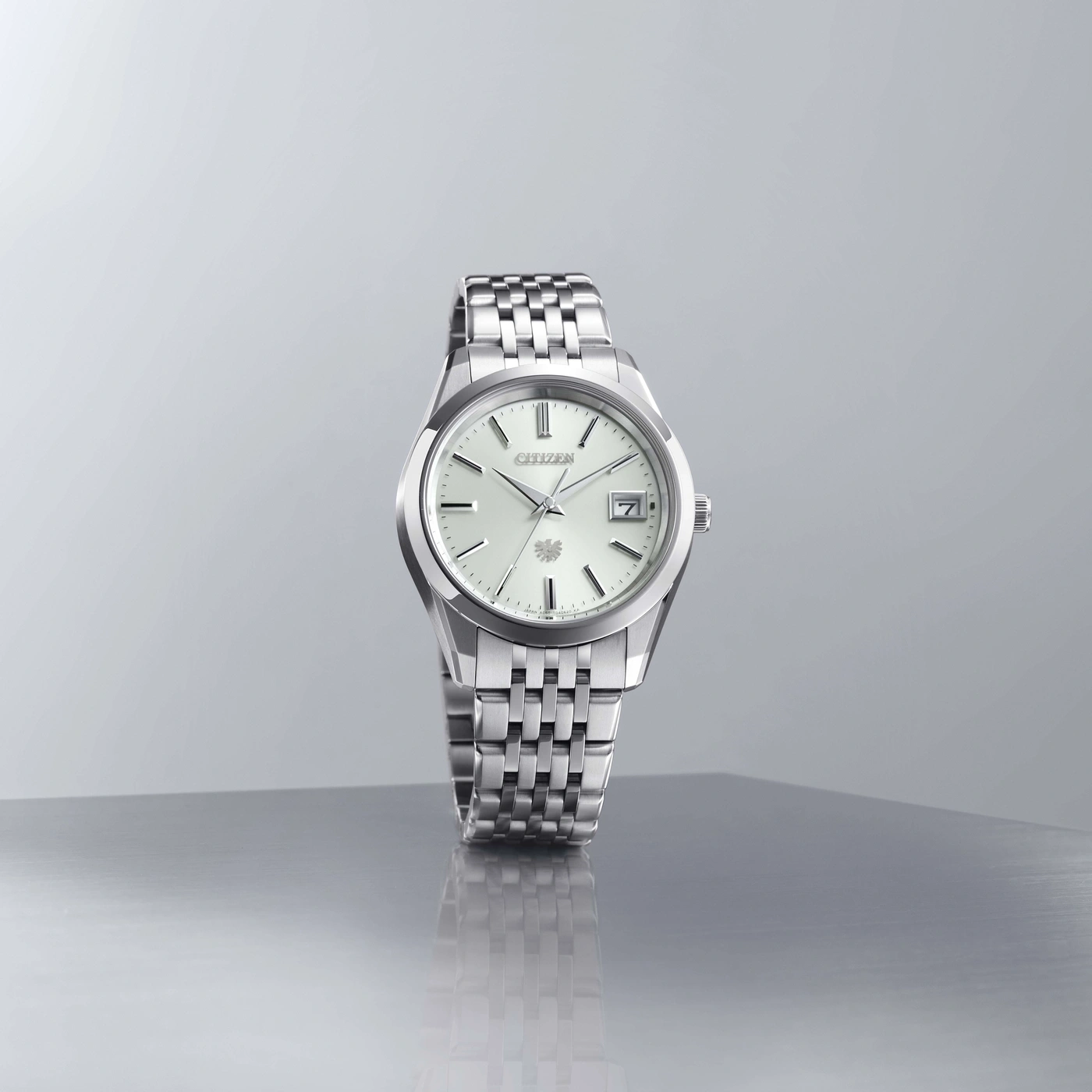 Eine silberne Citizen-Uhr mit weißem Zifferblatt und Metallarmband.