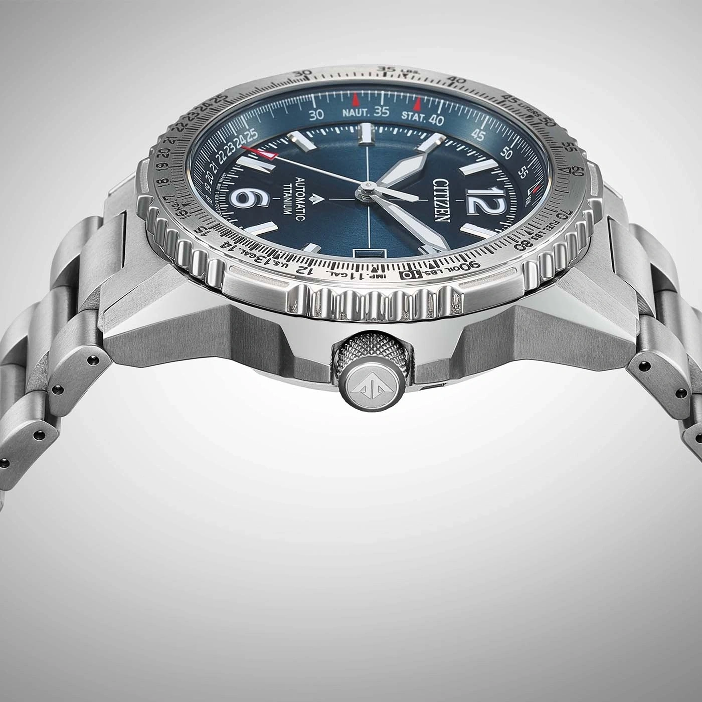 Montre Citizen en titane avec cadran bleu et lunette rotative.