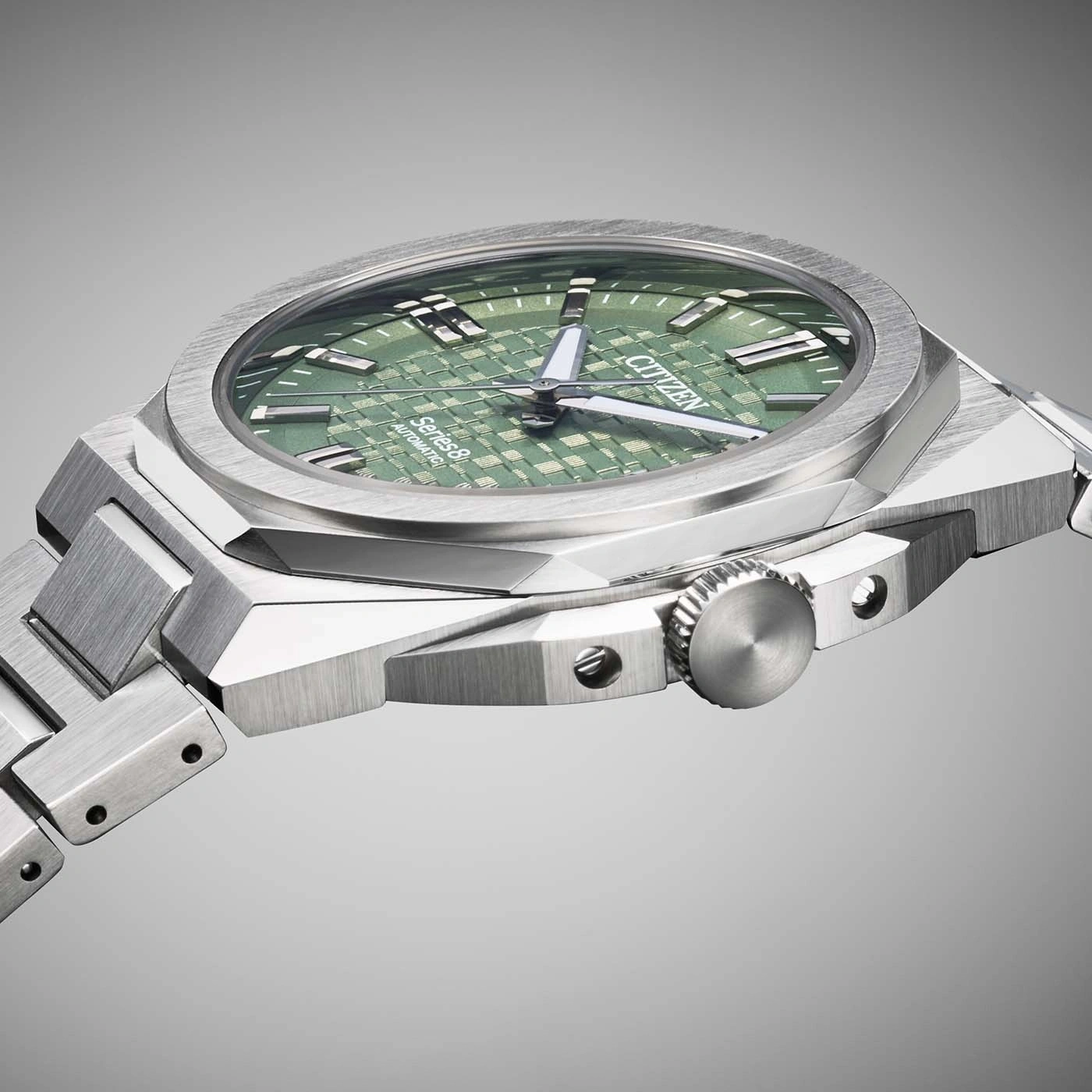 Grüne Citizen Series 8 Automatik-Uhr mit Metallarmband.