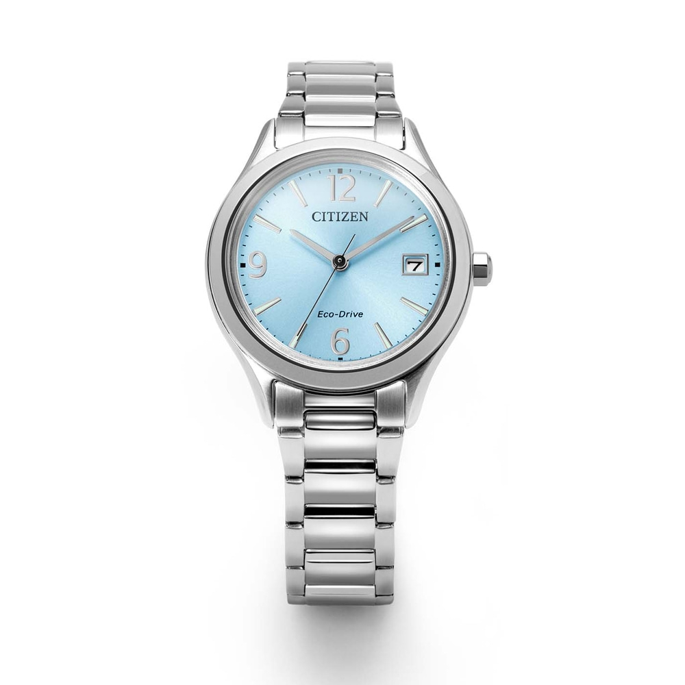 Une montre Citizen Eco-Drive argentée avec un cadran bleu clair et un bracelet argenté.