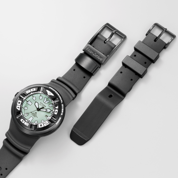 Schwarze Citizen-Uhr mit hellblauem Zifferblatt und schwarzem Armband.