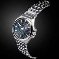 Montre automatique Citizen Series 8 avec bracelet argenté et fond noir.