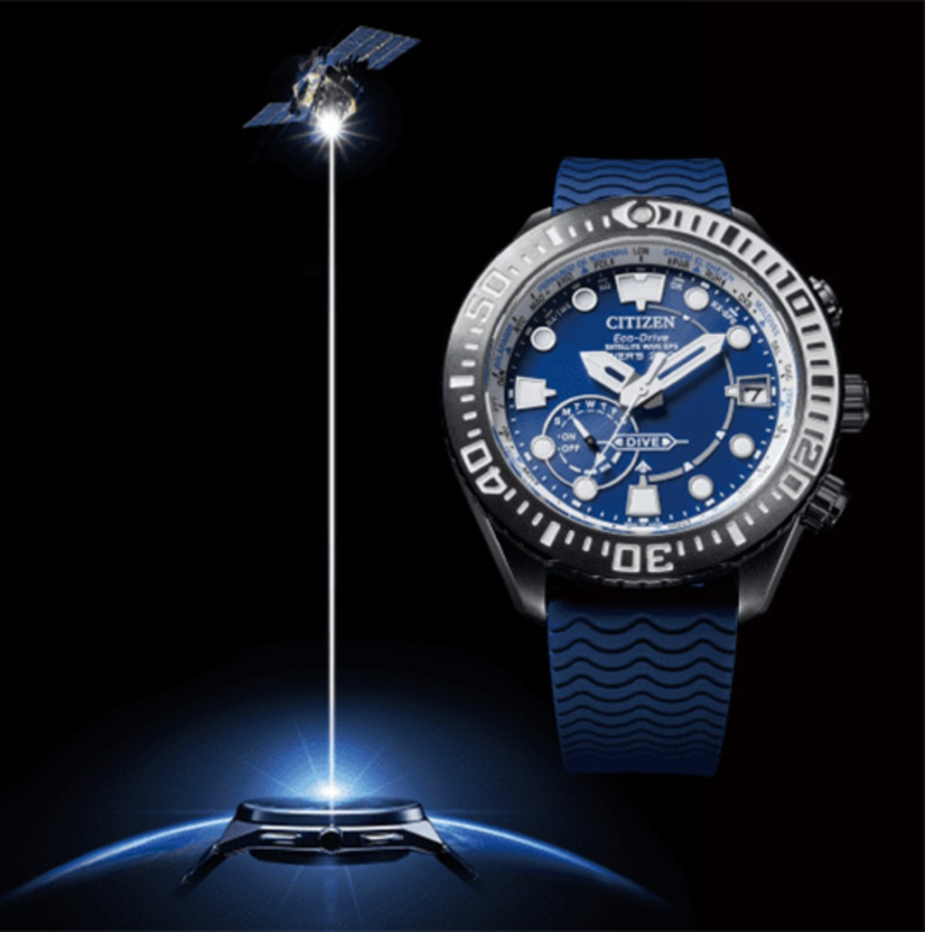 Citizen-Uhr mit Satellitenverbindung, blaues Zifferblatt und Armband, schwarzer Hintergrund.