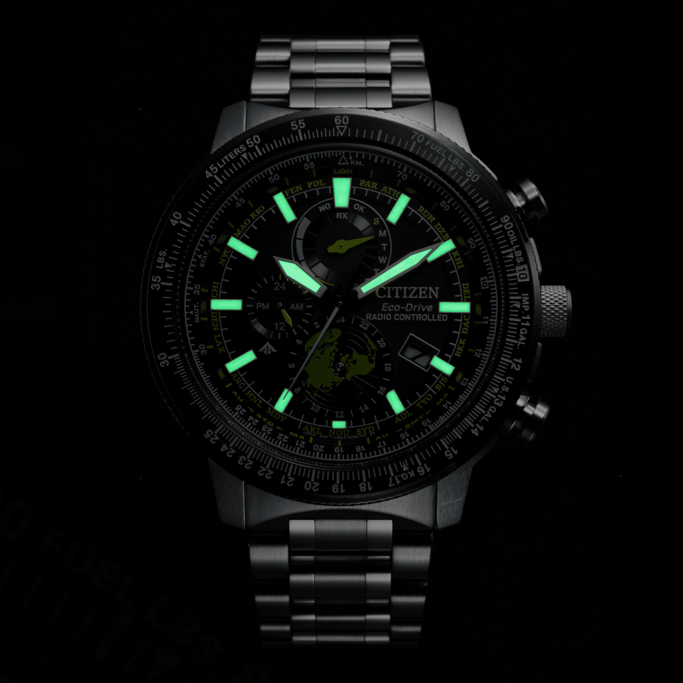 Citizen Eco-Drive Uhr mit leuchtenden Zeigern und Markierungen, schwarzer Hintergrund, Zeitanzeige.