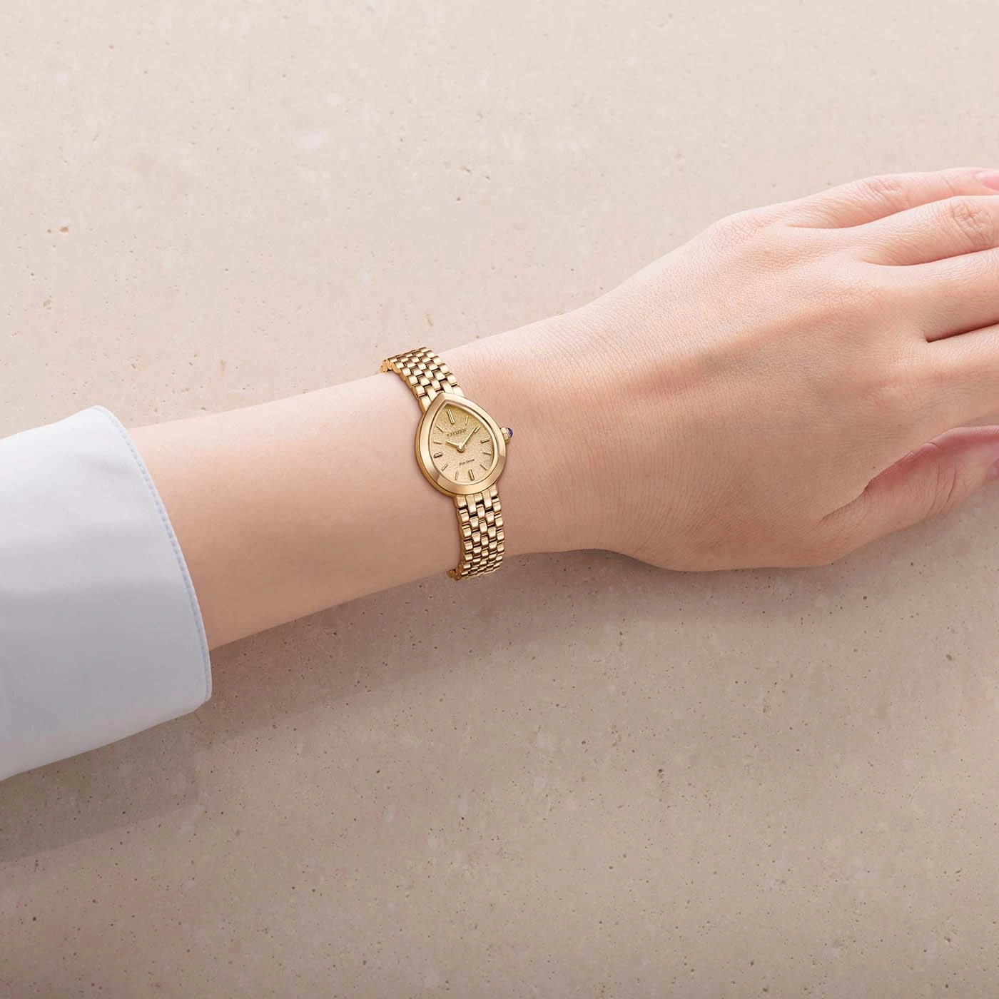 Eine elegante goldene Uhr am linken Handgelenk einer Person getragen.