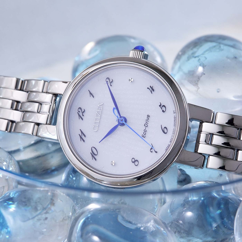 Montre Citizen Eco-Drive argentée avec cadran blanc et bracelet métallique.