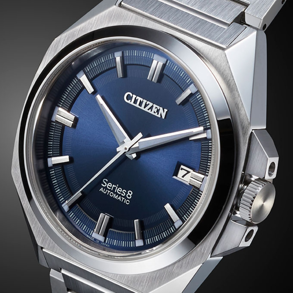 Citizen Series 8 Automatikuhr mit blauem Zifferblatt und silbernem Armband.