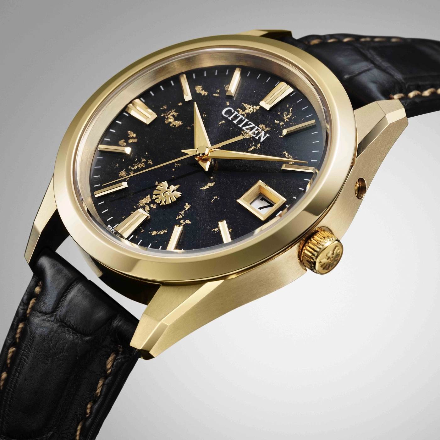 Goldene Citizen Uhr mit schwarzem Zifferblatt und schwarzem Lederarmband.