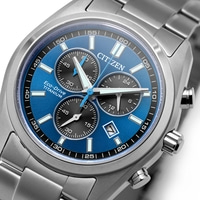 Gros plan d'un cadran de montre Citizen Eco-Drive Titanium bleu avec cadrans chronographes.