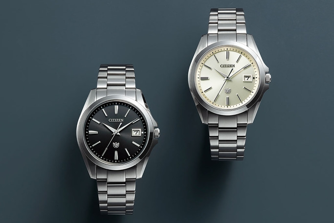 Zwei Citizen-Uhren mit silbernen Bändern und unterschiedlich farbigen Zifferblättern.