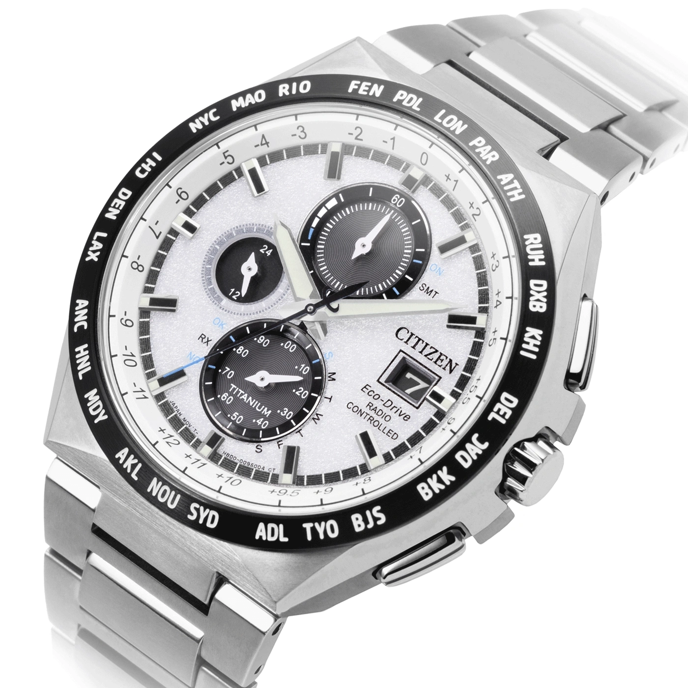 Eine Citizen Eco-Drive Funkuhr im Detail, die die Uhrzeit und Zeitzonen anzeigt.