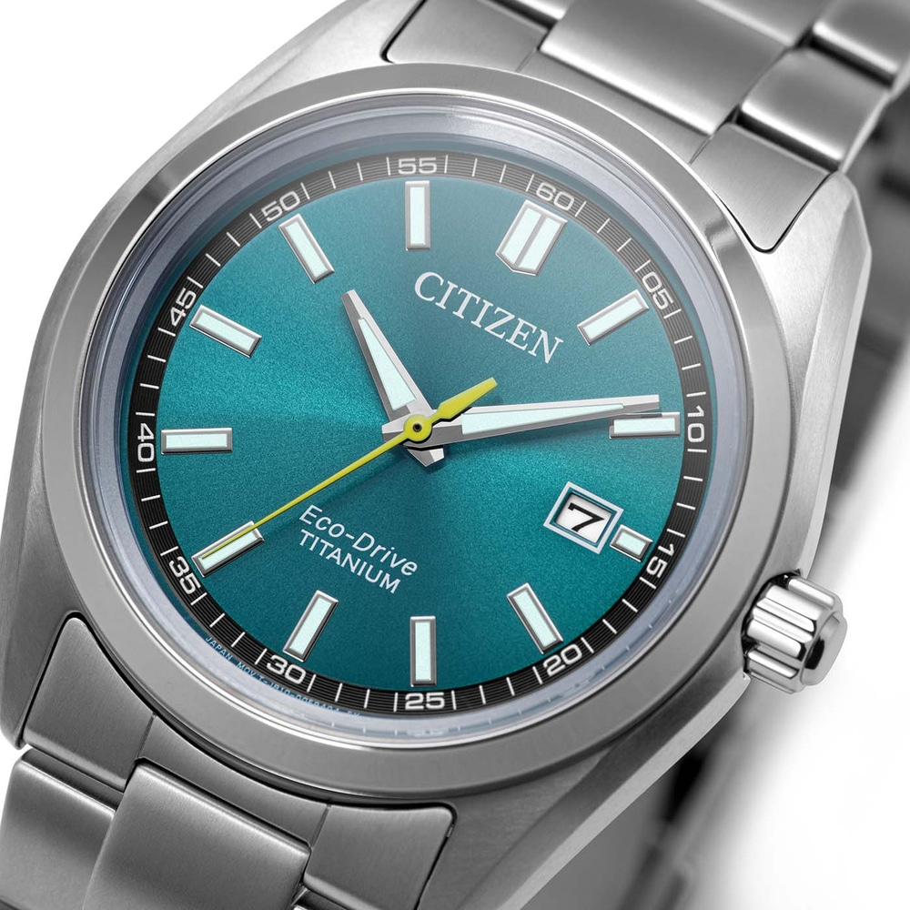 Gros plan d'un cadran Citizen Eco-Drive Titanium bleu sarcelle.