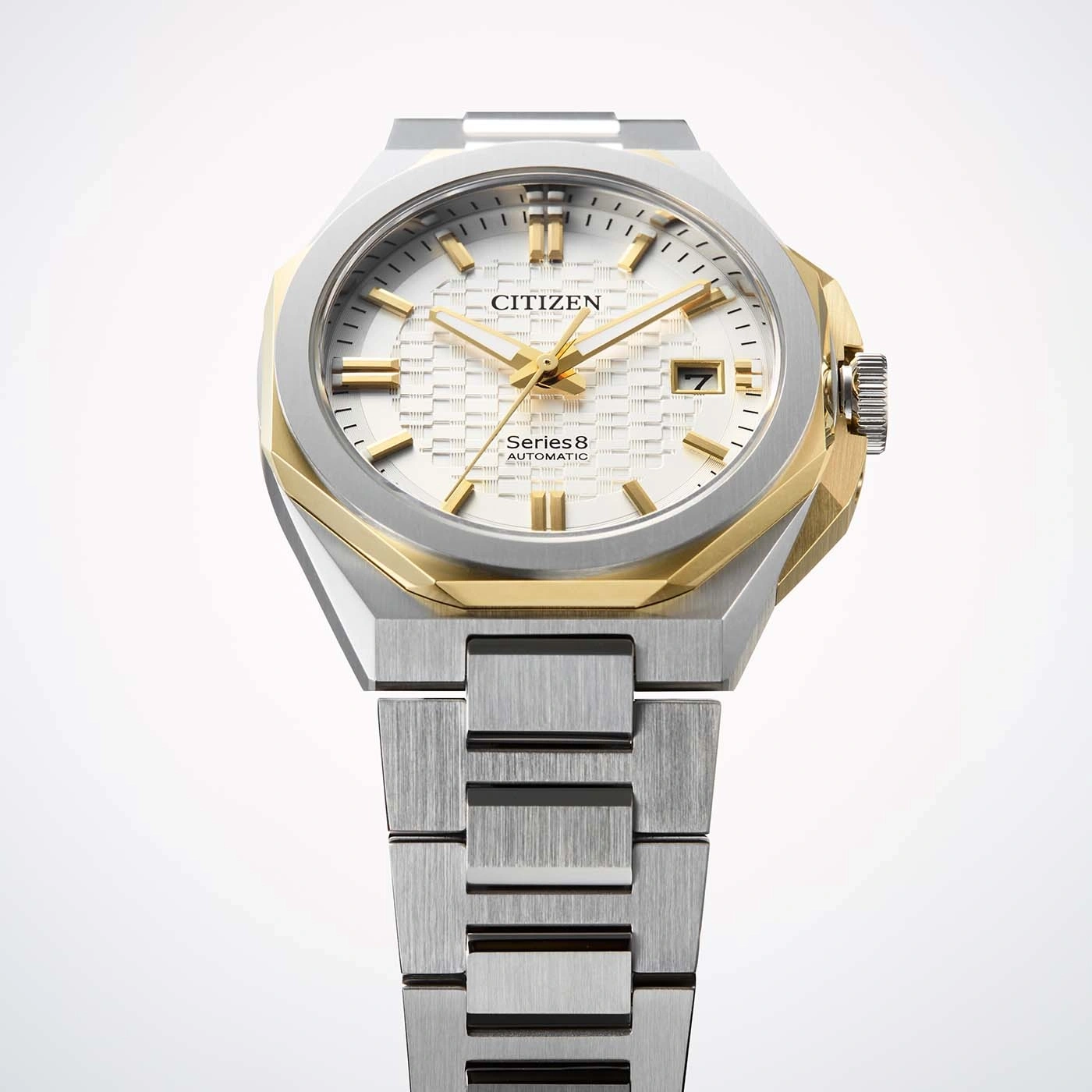 Citizen Series8 Automatik-Uhr in Silber und Gold.