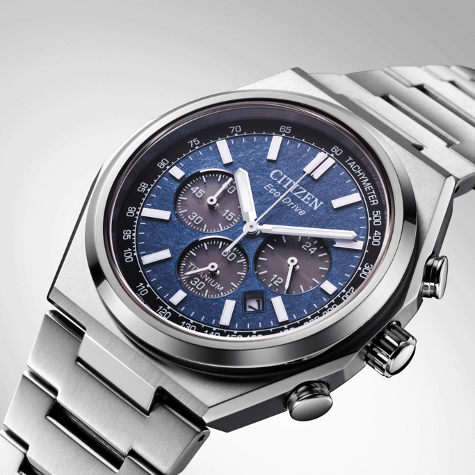 Citizen Eco-Drive Uhr mit blauem Zifferblatt und Titanarmband, Chronographen-Design.