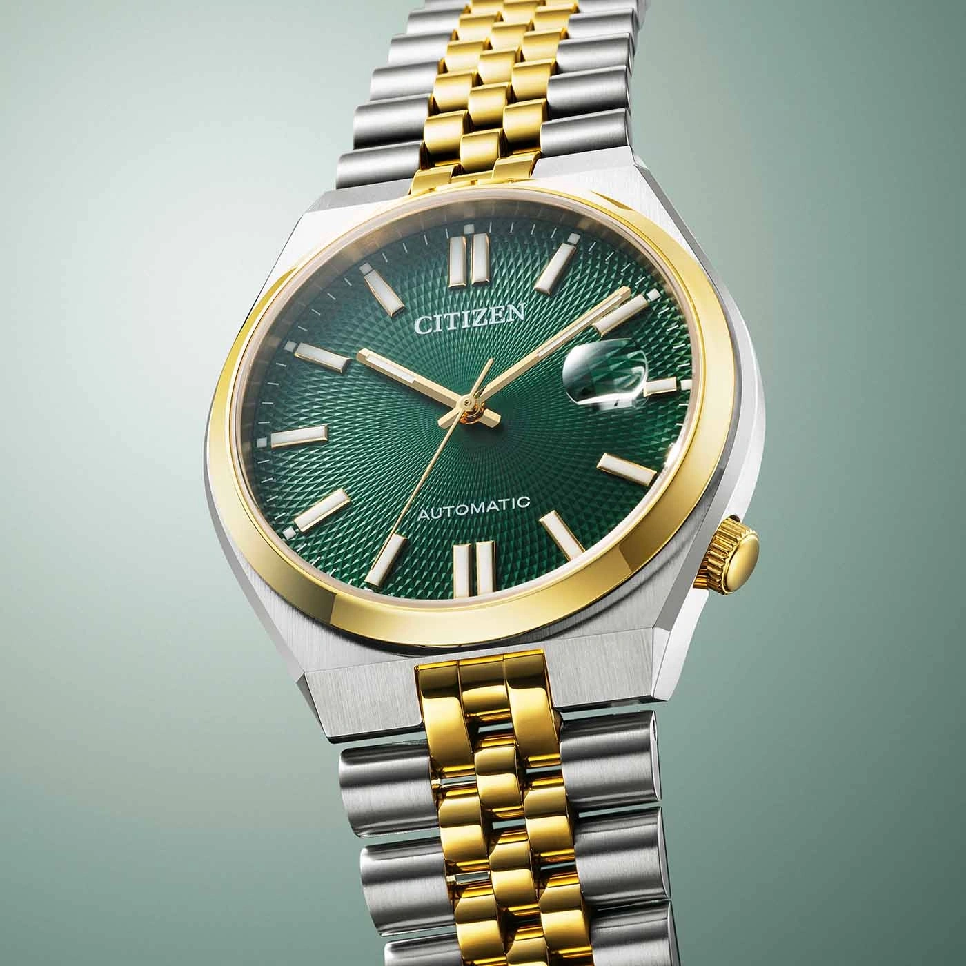 Montre automatique Citizen avec cadran vert et bracelet bicolore or et argent.
