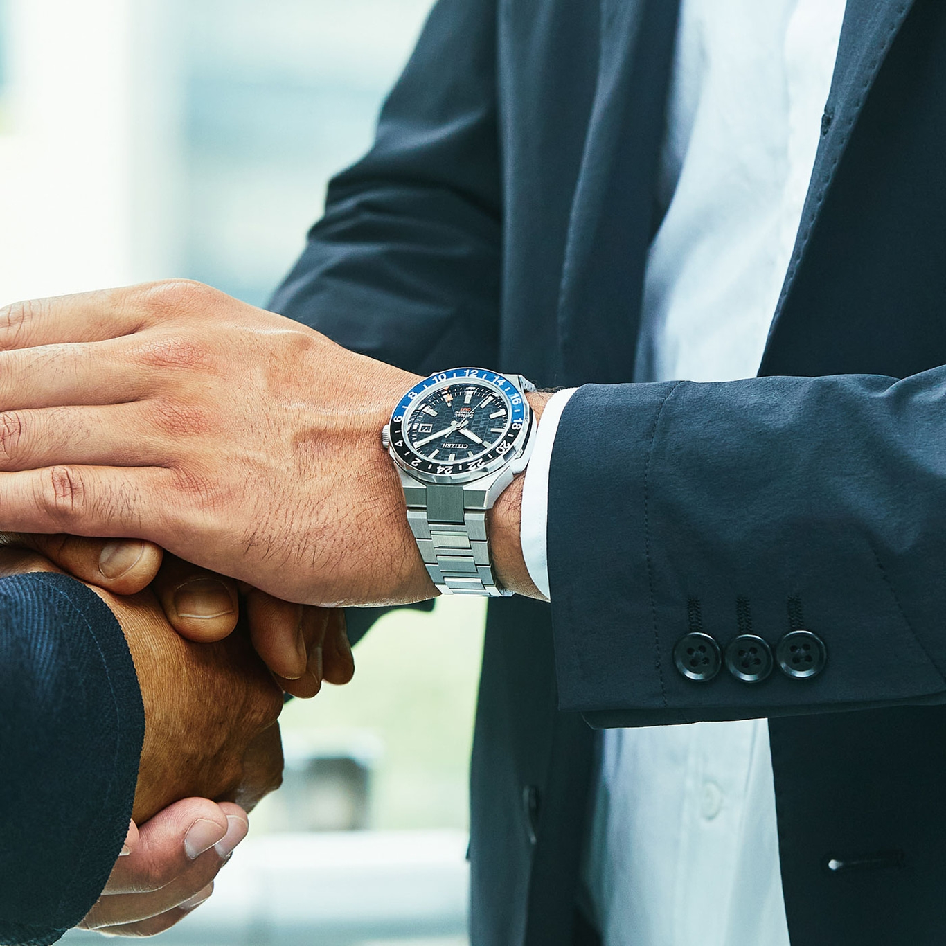 Mann mit Uhr beim Händeschütteln, Geschäftsabschluss, Nahaufnahme.