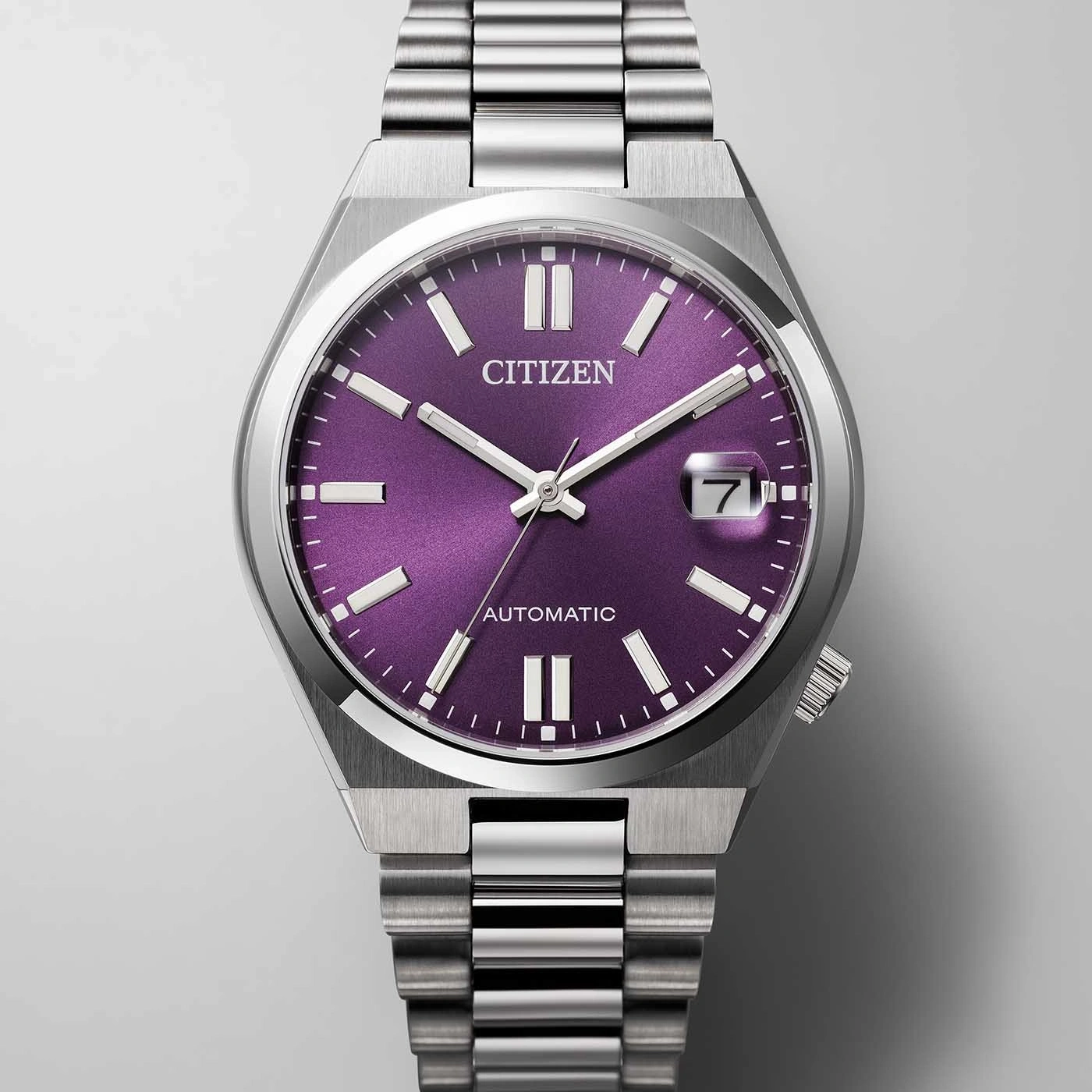 Montre Citizen violette avec bracelet argenté et affichage de la date
