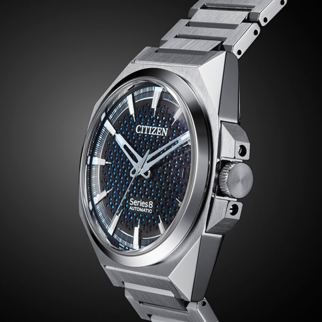 Citizen Series 8 Automatikuhr mit schwarzem und blauem Zifferblatt und silbernem Armband.