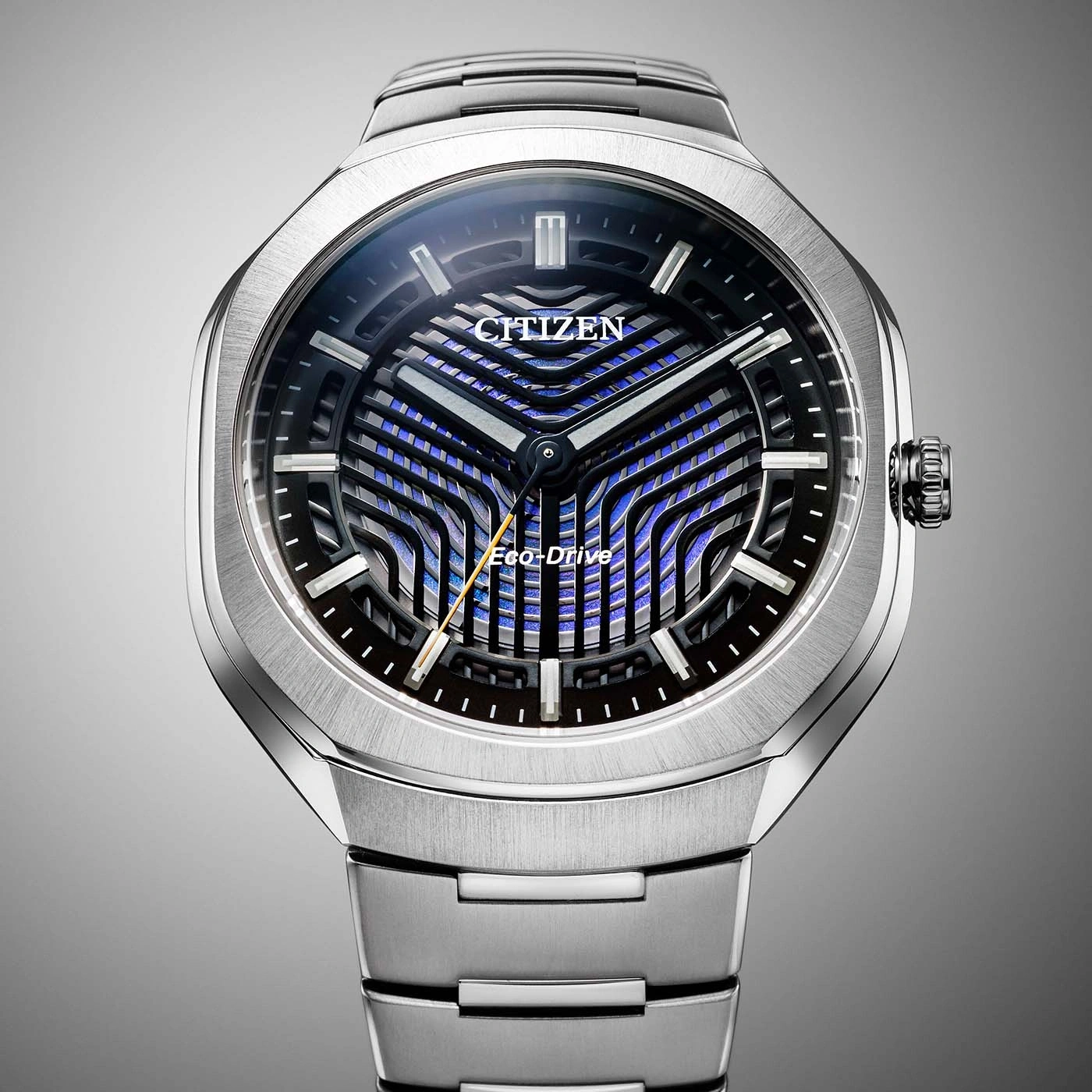Silberne Citizen Eco-Drive Uhr mit blau-schwarzem Zifferblatt.