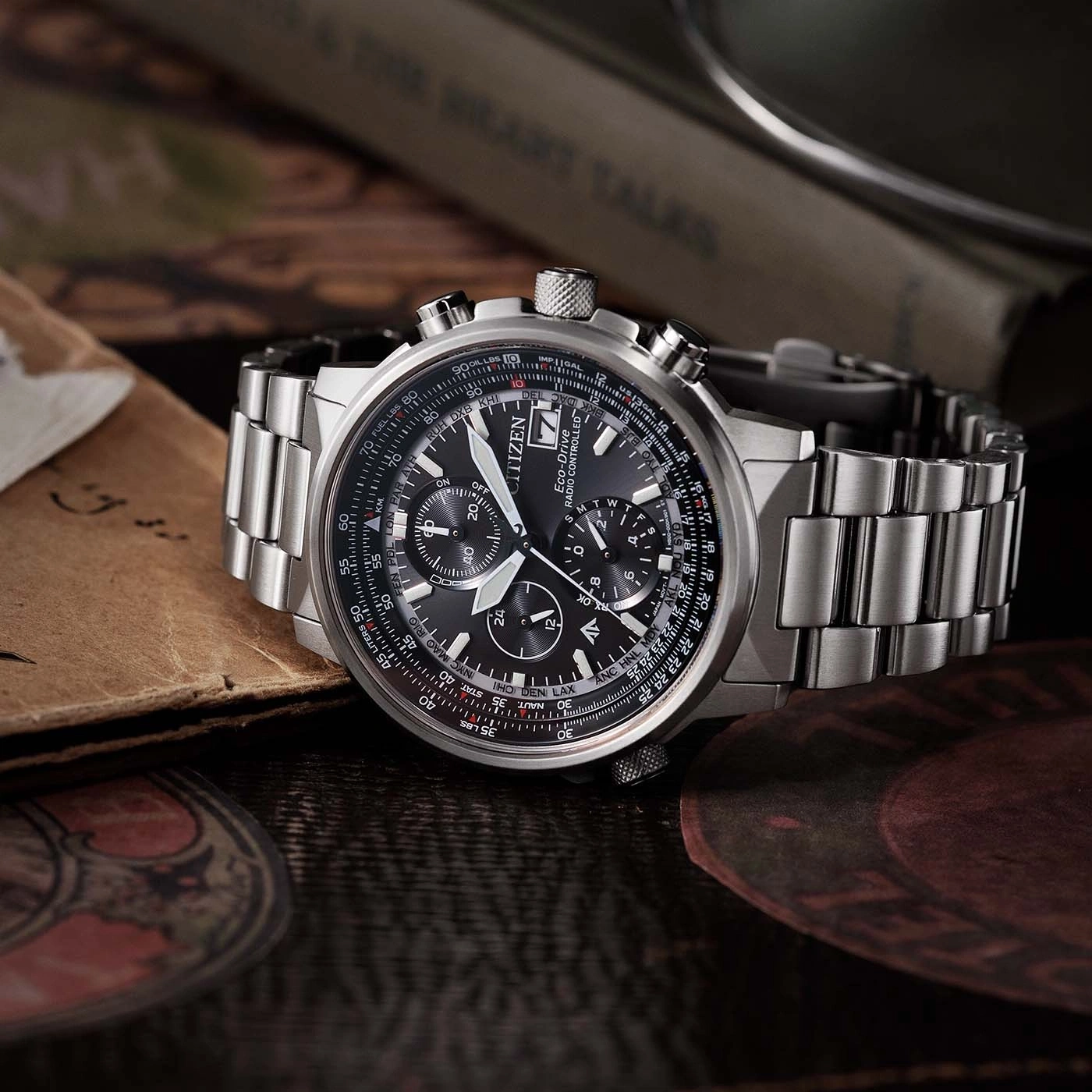 Une montre Citizen Eco-Drive sur un bureau en bois.