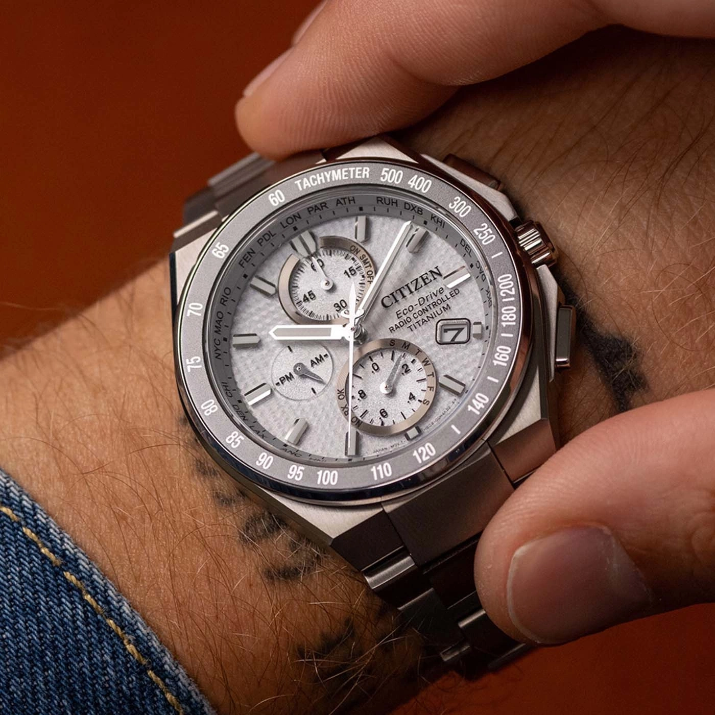 Eine Person trägt eine Citizen Eco-Drive Radio Controlled Titanium-Uhr am Handgelenk.