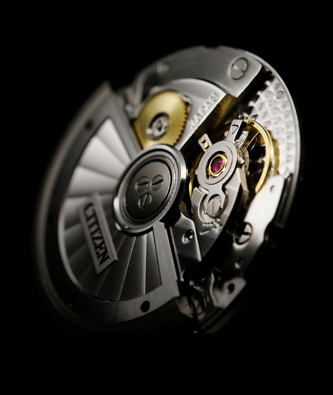 Nahaufnahme eines Citizen-Uhrwerks mit komplizierten Details und Zahnrädern.