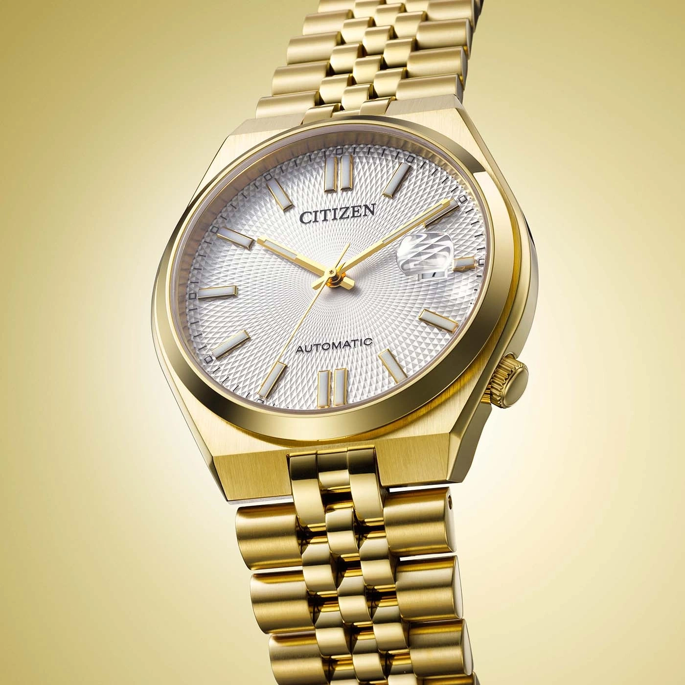 Eine goldene Citizen-Uhr mit weißem, texturiertem Zifferblatt und Edelstahlarmband.