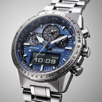 Montre Citizen avec cadran bleu, chronographe et affichage numérique de l'heure et de la date.