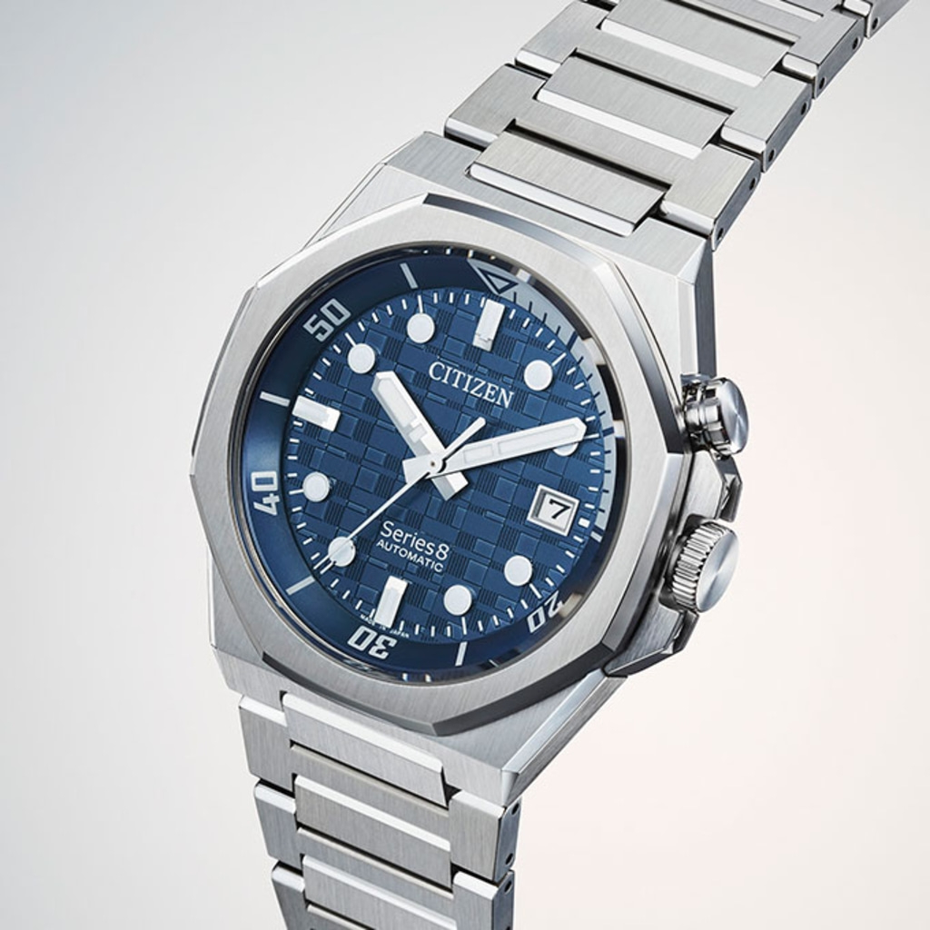 Citizen Series 8 Automatikuhr mit blauem Zifferblatt und Stahlarmband.