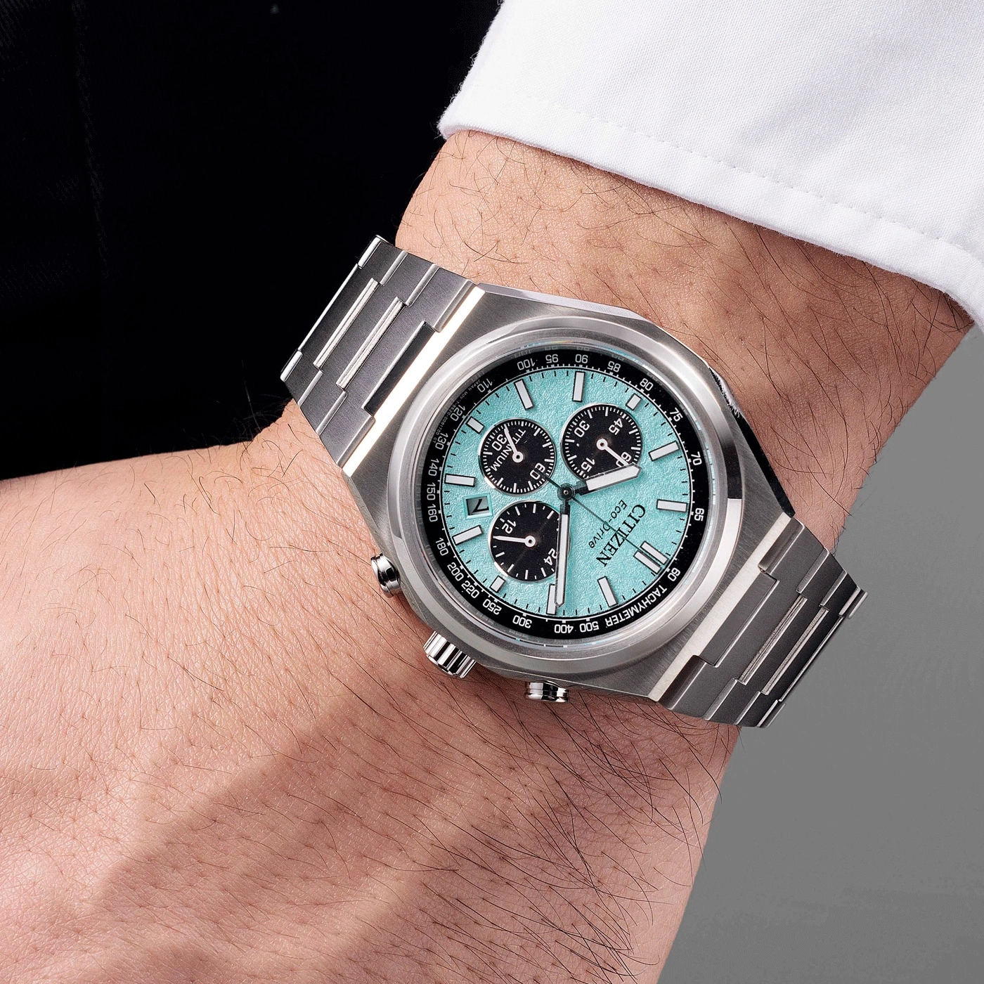 Blaue Citizen Eco-Drive Uhr an einem männlichen Handgelenk