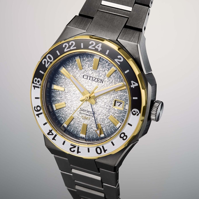 Citizen-Uhr mit goldenen Akzenten, schwarzer Lünette und strukturiertem silbernen Zifferblatt.